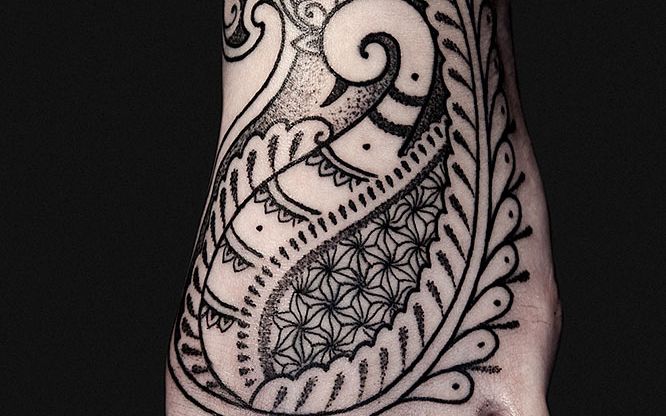 Beylikdüzü dövme stüdyosunda sırt bölgesine yapılan blackwork çalışması
