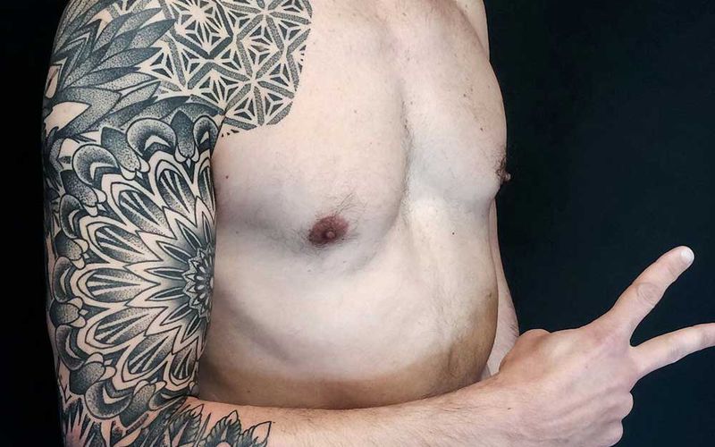 Kol üzerinde geometrik blackwork dövme detayı